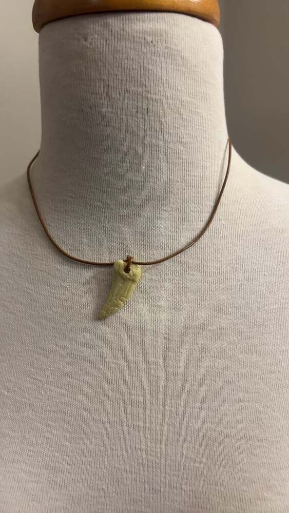 Unbranded Faux Animal Tooth Pendant Necklace - Picture 2 of 2